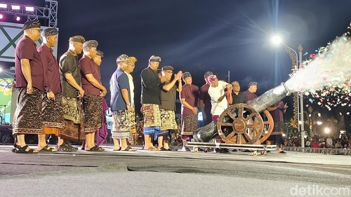 Gubernur Bali Wayan Koster resmi membuka Buleleng Festival (Bulfest) 2026 di kawasan Praja Mandala Singa Ambara Raja, Singaraja, Selasa (18/8/2026) malam.