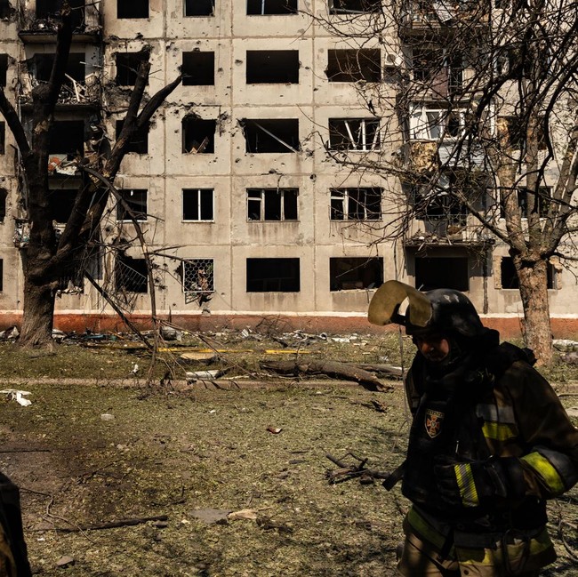 Dampak Serangan Udara Rusia Rusak Apartemen Warga di Kramatorsk