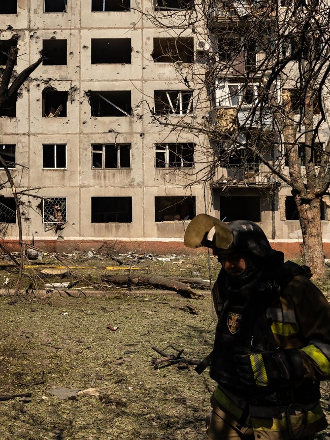 Dampak Serangan Udara Rusia Rusak Apartemen Warga di Kramatorsk