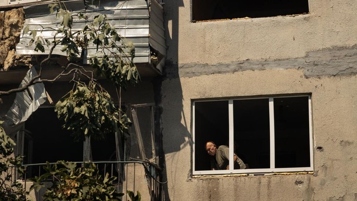KRAMATORSK, UKRAINE - AUGUST 18: Firefighters work in a residential area with a destroyed apartment building following a Russian airstrike in Kramatorsk, Ukraine, on August 18, 2026. (Photo by Francisco Richart/Anadolu via Getty Images)