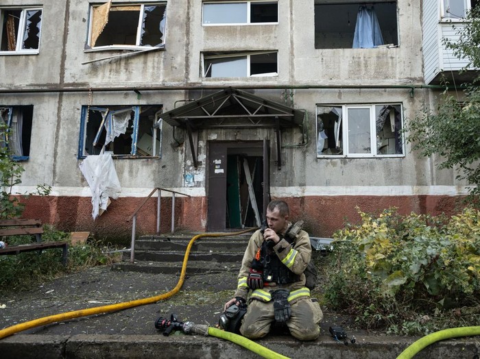 KRAMATORSK, UKRAINE - AUGUST 18: Firefighters work in a residential area with a destroyed apartment building following a Russian airstrike in Kramatorsk, Ukraine, on August 18, 2026. (Photo by Francisco Richart/Anadolu via Getty Images)