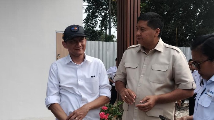 Direktur Utama PT KAI Bobby Rasyidin dan Menteri PKP Maruarar Sirait