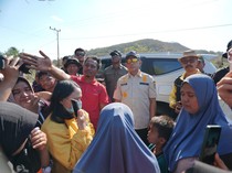 Disetop Emak-emak di Nagekeo, Mendagri Dengarkan Keluh Kesah Akibat Gempa