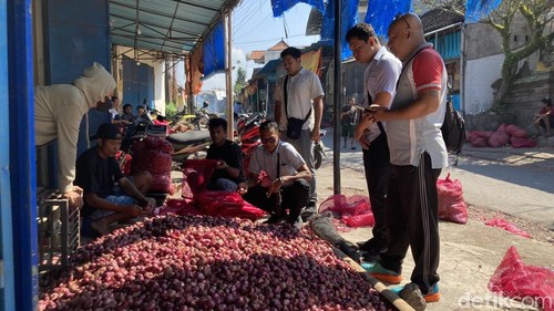 DKPP Klungkung bersama Unit Ekonomi Satuan Intel Polres Klungkung mengecek komoditas bawang merah di Pasar Galiran, Klungkung, Bali, Selasa (18/8/2026). (Foto:Fatih Kudus Jaelani/detikBali)