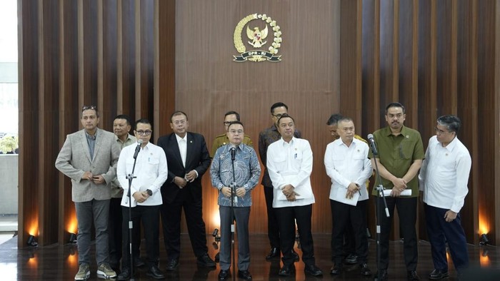 Pimpinan DPR dan pemerintah menyampaikan finalisasi Perpres ojol di kompleks parlemen, Senayan, Jakarta, Selasa (18/8/2026).
