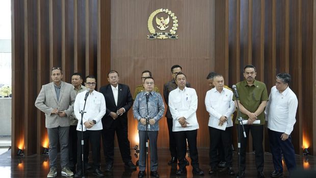 Pimpinan DPR dan pemerintah menyampaikan finalisasi Perpres ojol di kompleks parlemen, Senayan, Jakarta, Selasa (18/8/2026).