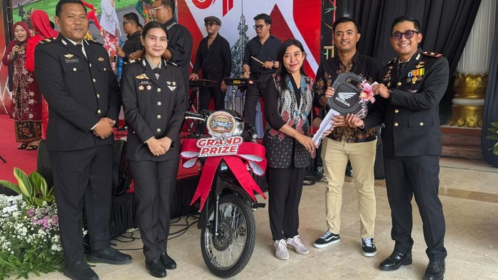Eka Nur Oktavia saat menerima hadiah motor