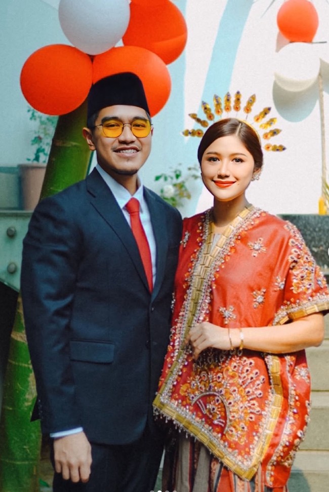 Erina Gudono juga turut hadir mendampingi suaminya, Kaesang Pangarep. Kompak dengan kakak ipar, Erina juga memilih tampil tradisional. Ia tampak mengenakan pakaian adat khas Sulawesi Selatan. Foto: Instagram/@erinagudono
