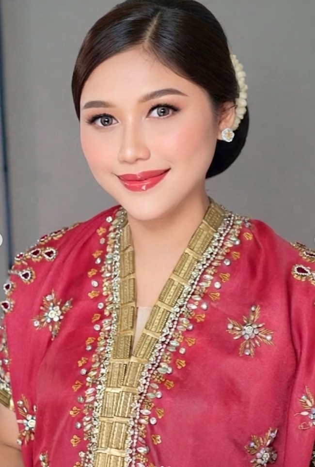 Untuk riasan, Erina memilih tampil flawless dengan natural glam look. Blush peach dipadukan dengan lipstik pink glossy, membuat kecantikannya makin terpancar. Foto: Instagram/@erinagudono