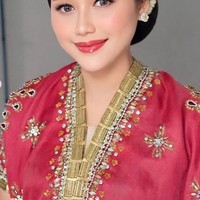 Untuk riasan, Erina memilih tampil flawless dengan natural glam look. Blush peach dipadukan dengan lipstik pink glossy, membuat kecantikannya makin terpancar. Foto: Instagram/@erinagudono