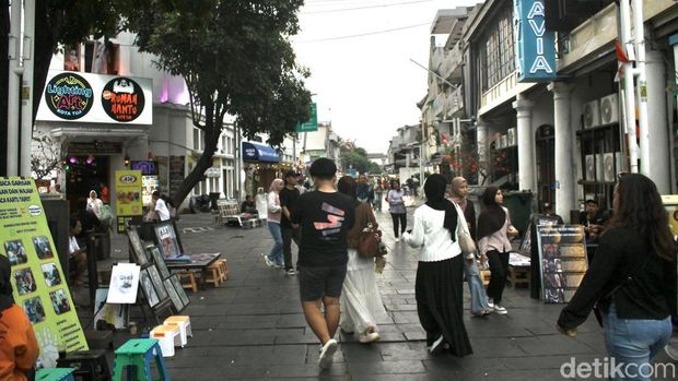 Euforia Kemerdekaan Usai, Kota Tua Tetap Jadi Pilihan Wisata Warga Kawasan Kota Tua, Jakarta Barat, masih dipadati pengunjung sehari setelah perayaan HUT ke-81 Kemerdekaan Republik Indonesia, Selasa (18/8/2026). Masyarakat memanfaatkan waktu untuk berwisata, bersepeda, berswafoto, hingga menikmati suasana kawasan bersejarah tersebut.