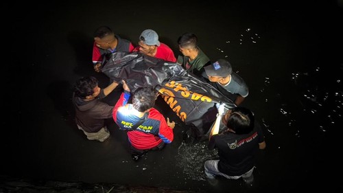 Evakuasi jasad Ferdinand Paot yang tewas di Tukad Mati, Denpasar, Senin (17/8/2026)