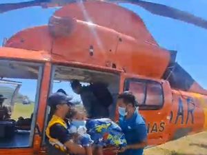 Video Tim SAR Terbangkan Korban Gempa NTT ke RS di Labuan Bajo