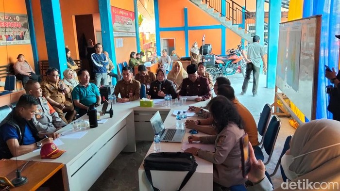 Foto suasana saat Bupati Kobar Nurhidayah saat meninjau Posko Induk Tanggap Darurat Bencana Karhutla di Kantor BPBD Kobar, Selasa (18/8/2026). (Sigit Pamungkas)