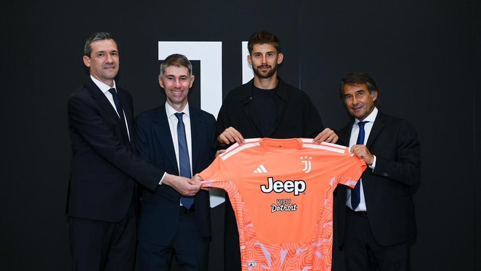 Selesai sudah perburuan Juventus untuk mendatangkan kiper baru. Si Nyonya Tua mendapatkan Guglielmo Vicario dari Tottenham Hotspur.
