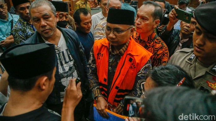 Majelis hakim Pengadilan Tipikor Jakarta menolak permohonan pengalihan tahanan rumah yang diajukan mantan Menteri Agama Yaqut Cholil Qoumas. Yaqut merupakan terdakwa dalam kasus dugaan korupsi pengelolaan kuota haji tambahan tahun 2023-2024.