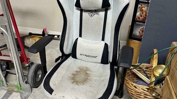 Di sini kita bisa tahu seberapa keras gamer ini berdiam diri di atas kursi gaming-nya. Yakin itu cuma cola? Foto: mewteight via Bored Panda