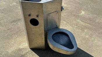 Toilet penjara. Foto: Nick-Millers-Bestie via Bored Panda