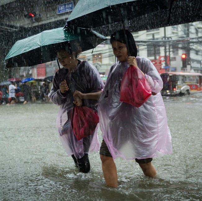 Hujan Monsun Picu Banjir di Metro Manila, Warga Terjang Genangan