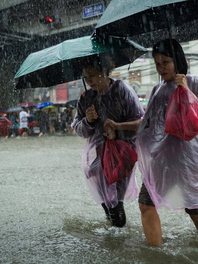 Hujan Monsun Picu Banjir di Metro Manila, Warga Terjang Genangan