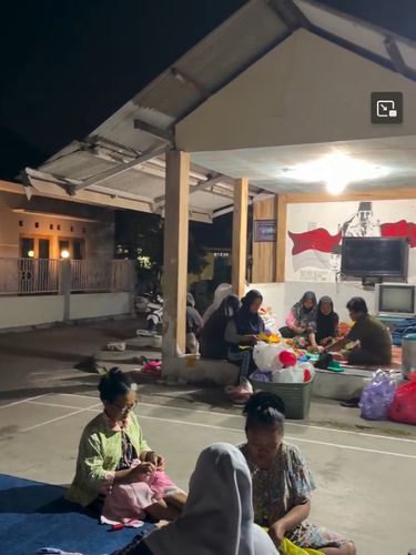 ide unik warga kreasi hijab jadul jadi dekorasi HUT RI. ide unik warga kreasi hijab jadul jadi dekorasi HUT RI.