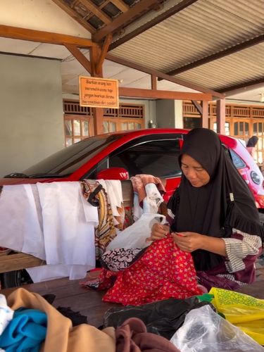 ide unik warga kreasi hijab jadul jadi dekorasi HUT RI. ide unik warga kreasi hijab jadul jadi dekorasi HUT RI.