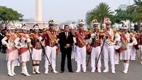 Isra foto bersama dengan semua stickmaster dan field commander Drum Corps Pelopor Cenderawasih. Foto: Instagram @sandyarifinsh