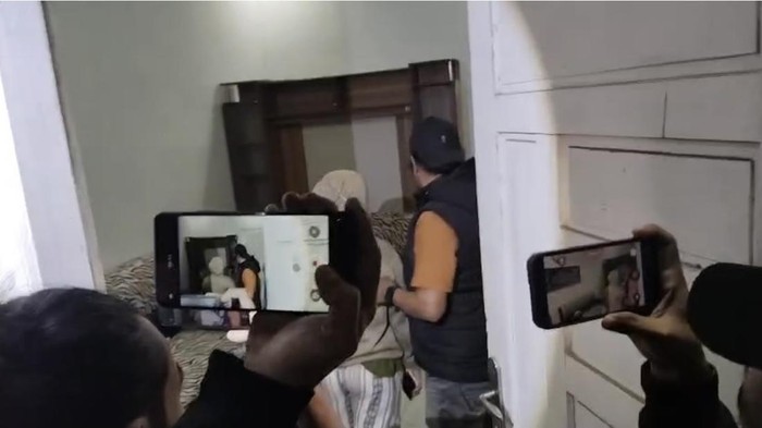 Istri di Bone gerebek suaminya diduga selingkuh.