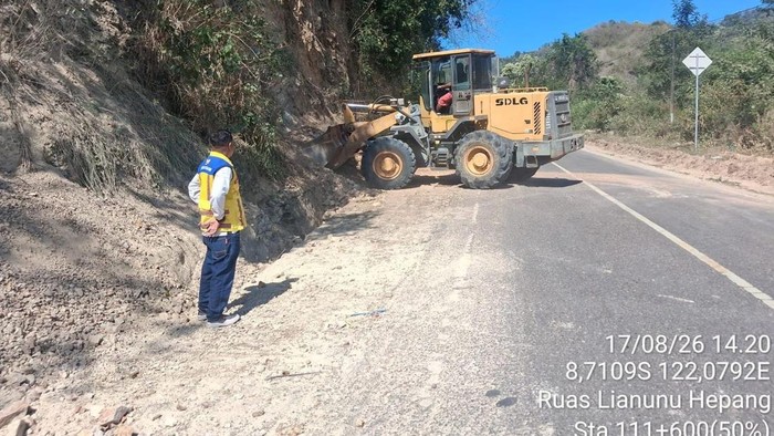 Sembilan ruas jalan nasional di Flores, Nusa Tenggara Timur (NTT), kembali bisa dilalui secara fungsional usai terdampak gempa bumi.