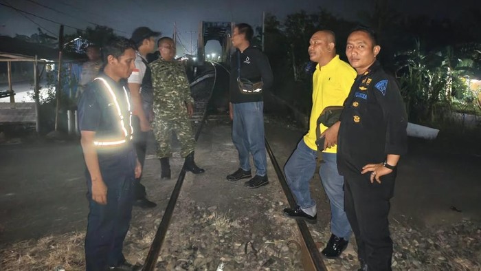 Jalur kereta yang sempat diblokade warga usai lansia tewas tertabrak di Kabupaten Batu Bara, Sumut. (Dok KAI Drive I Sumatera Utara)