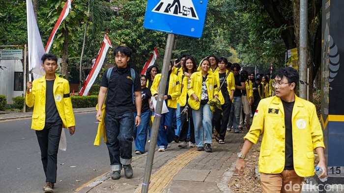 Mahasiswa UI menghadapi kendala transportasi menjelang aksi unjuk rasa hari ini. Sebanyak 24 Kopaja batal beroperasi dan diganti 50 angkot.