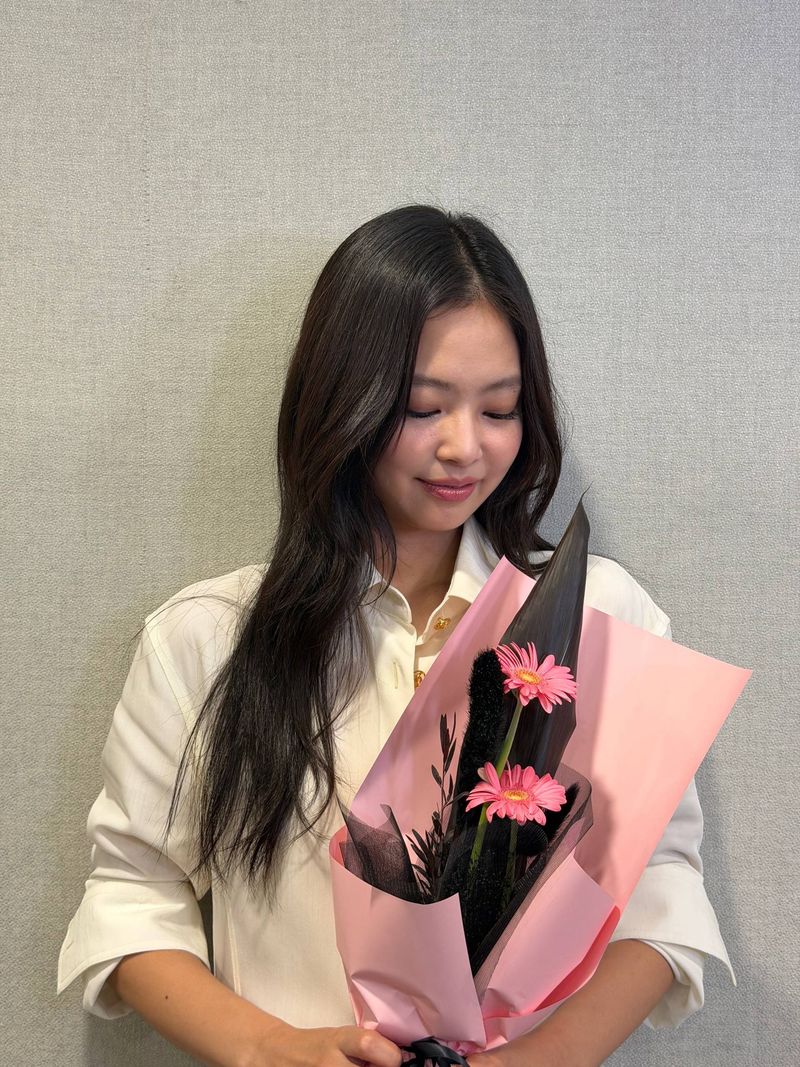 Jennie BLACKPINK menuliskan permintaan maaf setelah perayaan anniversary debut grupnya ke-10. Jennie BLACKPINK menuliskan permintaan maaf setelah perayaan anniversary debut grupnya ke-10.