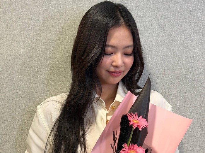 Jennie BLACKPINK menuliskan permintaan maaf setelah perayaan anniversary debut grupnya ke-10.