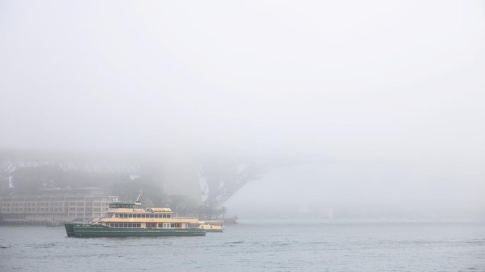 Kabut tebal menyelimuti kawasan Sydney Harbour, Australia, pada Selasa (18/8/2026) pagi. Kondisi tersebut membuat suasana di sekitar pelabuhan tampak samar dan menghadirkan pemandangan yang berbeda dari biasanya. REUTERS/Hollie Adams