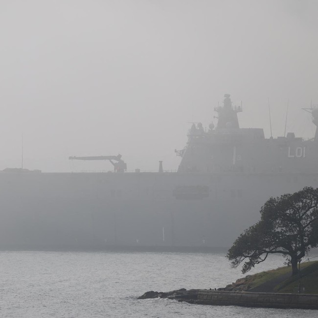 Kabut Tebal Selimuti Feri-feri yang Melintas di Sydney Harbour