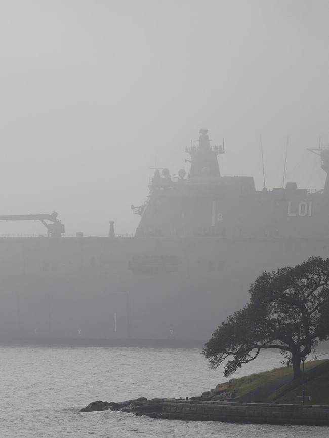 Kabut Tebal Selimuti Feri-feri yang Melintas di Sydney Harbour