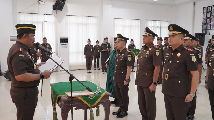 Kajati lantik 4 pejabat baru Kejaksaan di Jambi .