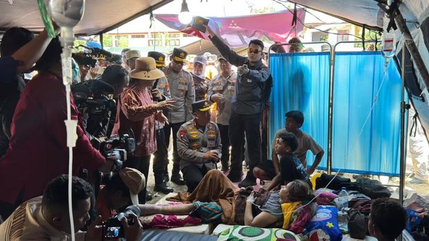 Kapolri Jenderal Listyo Sigit Prabowo bersama Ketua Komisi IV DPR Siti Hediati Hariyadi (Titiek Soeharto) meninjau warga terdampak gempa di NTT. (dok Polri)