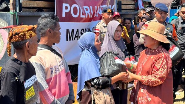 Kapolri Jenderal Listyo Sigit Prabowo bersama Ketua Komisi IV DPR Siti Hediati Hariyadi (Titiek Soeharto) meninjau warga terdampak gempa di NTT. (dok Polri)
