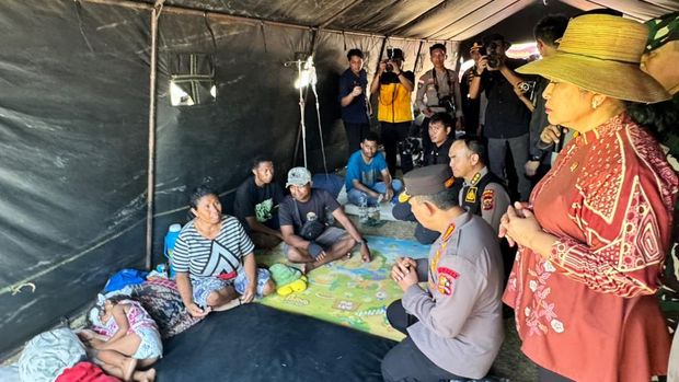 Kapolri Jenderal Listyo Sigit Prabowo bersama Ketua Komisi IV DPR Siti Hediati Hariyadi (Titiek Soeharto) meninjau warga terdampak gempa di NTT. (dok Polri)