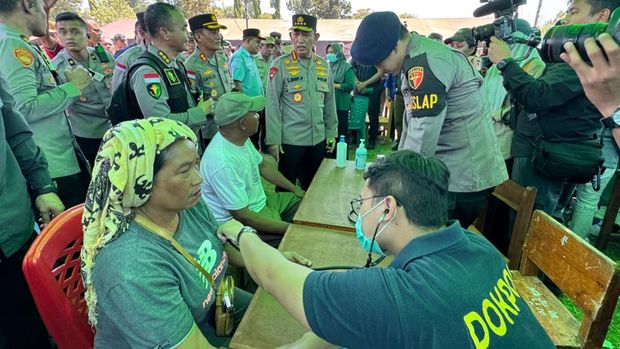 Kapolri Jenderal Listyo Sigit Prabowo bersama Ketua Komisi IV DPR Siti Hediati Hariyadi (Titiek Soeharto) meninjau warga terdampak gempa di NTT. (dok Polri)