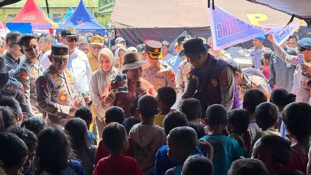 Kapolri Jenderal Listyo Sigit Prabowo bersama Ketua Komisi IV DPR Siti Hediati Hariyadi (Titiek Soeharto) meninjau warga terdampak gempa di NTT. (dok Polri)