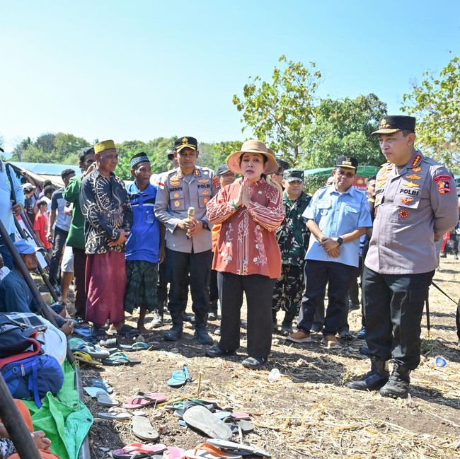 Kapolri Bersama Ketua Komis V DPR Tinjau Lokasi Terdampak Gempa di Manggarai Timur