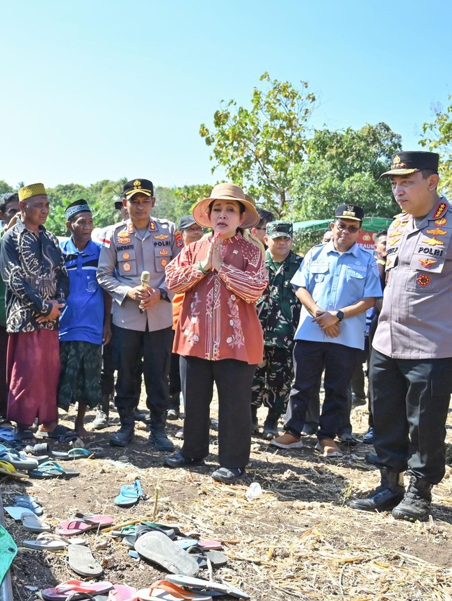 Kapolri Bersama Ketua Komis V DPR Tinjau Lokasi Terdampak Gempa di Manggarai Timur
