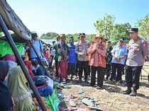 Kapolri Bersama Ketua Komis V DPR Tinjau Lokasi Terdampak Gempa di Manggarai Timur