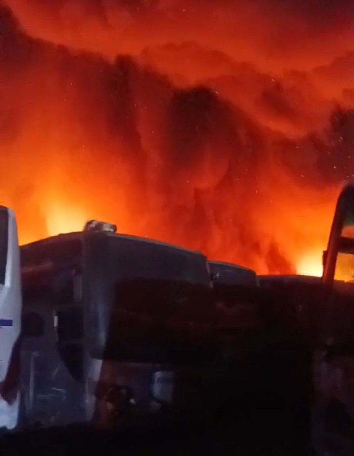 Kebakaran bus di Cikarang membuat langit malam di sekitar lokasi memerah (dok. Istimewa)
