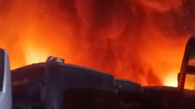 Kebakaran bus di Cikarang membuat langit malam di sekitar lokasi memerah (dok. Istimewa)