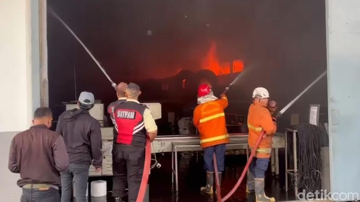 Kebakaran pabrik mi di Mojokerto