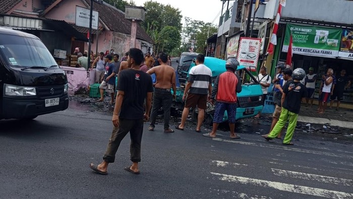 Pikap warna biru bermuatan lele yang terlibat kecelakaan dengan truk di Jalan Wonosari Km. 12 Payak, Srimulyo, Piyungan, Bantul, Selasa (18/8/2026).
