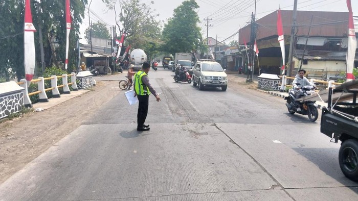 TKP kecelakaan maut pemotor terlindas truk di Jalan Semarang-Grobogan, Karangawen, Demak, Selasa (18/8/2026).